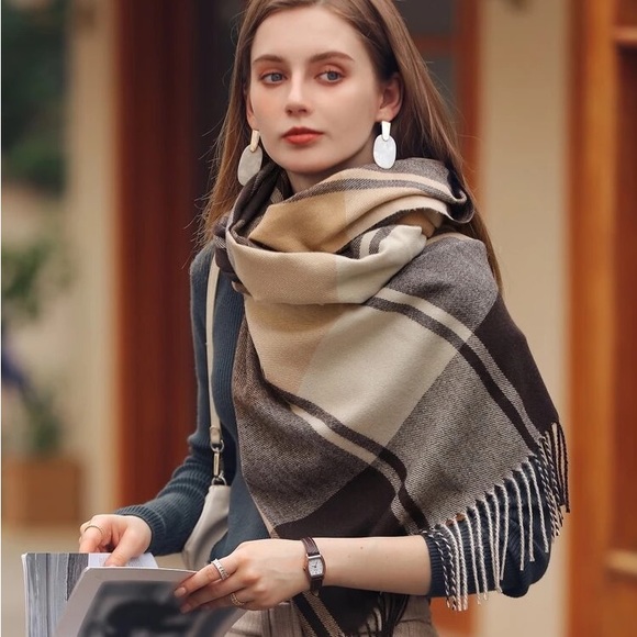 A&F buffalo check scarf - Picture 5 of 5